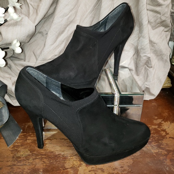 Stuart Weitzman Shoes - Make Offer STUART WEITZMAN HOLDME ANKLE BOOTIE